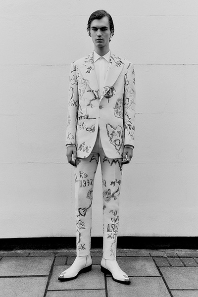 اجعل لكل إطلالة من إطلالاتك قصة مع تشكيلة Alexander McQueen لموسم خريف وشتاء 2022